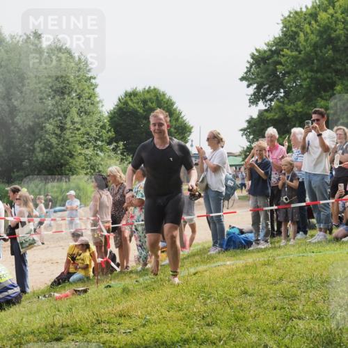 15.06.2025 - 27. Vierlanden-Triathlon KatJ http://msf.ph/oto/8028167 15.06.2025 11:02:24 Schwimmen 687, 734, 851 meine-sportfotos.de