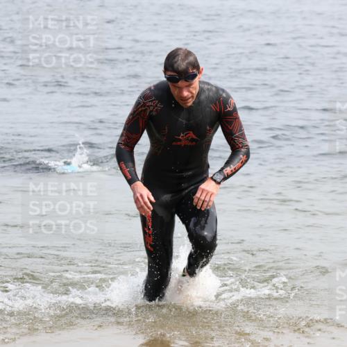 15.06.2025 - 27. Vierlanden-Triathlon Lena Gebhardt http://msf.ph/oto/8028172 15.06.2025 11:01:53 Schwimmen 867 meine-sportfotos.de