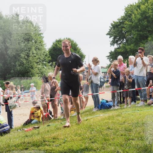 15.06.2025 - 27. Vierlanden-Triathlon KatJ http://msf.ph/oto/8028179 15.06.2025 11:02:25 Schwimmen 687, 734, 851 meine-sportfotos.de