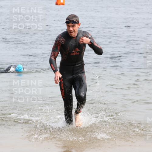 15.06.2025 - 27. Vierlanden-Triathlon Lena Gebhardt http://msf.ph/oto/8028182 15.06.2025 11:01:53 Schwimmen 867 meine-sportfotos.de