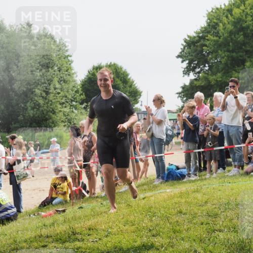 15.06.2025 - 27. Vierlanden-Triathlon KatJ http://msf.ph/oto/8028190 15.06.2025 11:02:25 Schwimmen 687, 734, 851 meine-sportfotos.de