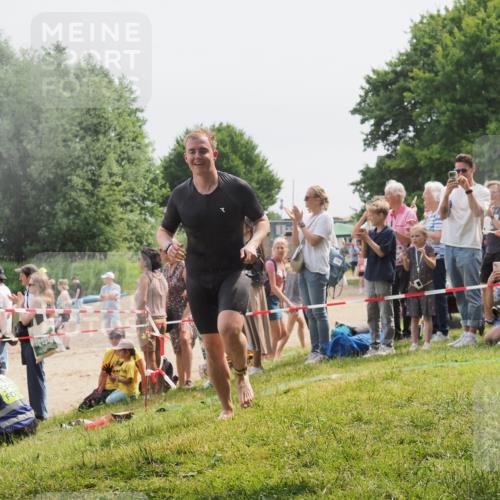 15.06.2025 - 27. Vierlanden-Triathlon KatJ http://msf.ph/oto/8028199 15.06.2025 11:02:25 Schwimmen 687, 734, 851 meine-sportfotos.de