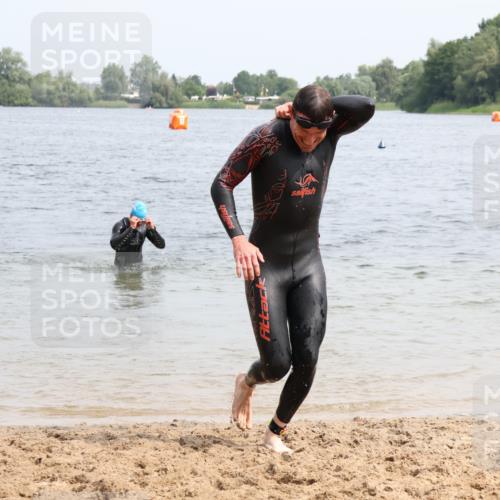 15.06.2025 - 27. Vierlanden-Triathlon Lena Gebhardt http://msf.ph/oto/8028204 15.06.2025 11:01:56 Schwimmen 867 meine-sportfotos.de