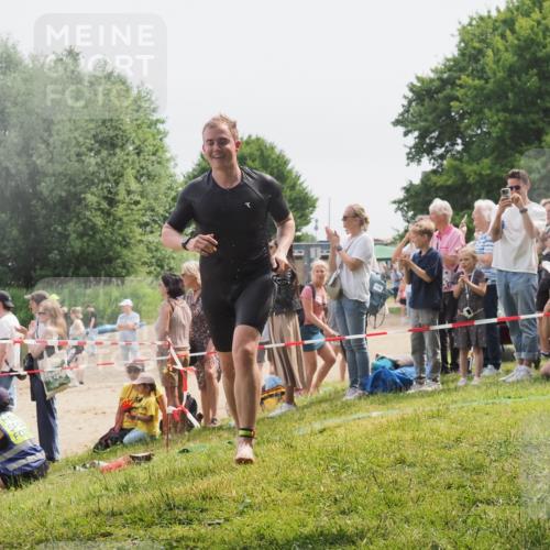 15.06.2025 - 27. Vierlanden-Triathlon KatJ http://msf.ph/oto/8028205 15.06.2025 11:02:25 Schwimmen 687, 734, 851 meine-sportfotos.de