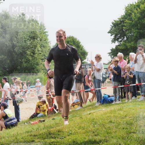 15.06.2025 - 27. Vierlanden-Triathlon KatJ http://msf.ph/oto/8028210 15.06.2025 11:02:25 Schwimmen 687, 734, 851 meine-sportfotos.de