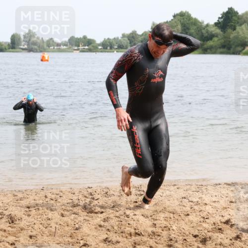 15.06.2025 - 27. Vierlanden-Triathlon Lena Gebhardt http://msf.ph/oto/8028211 15.06.2025 11:01:56 Schwimmen 867 meine-sportfotos.de
