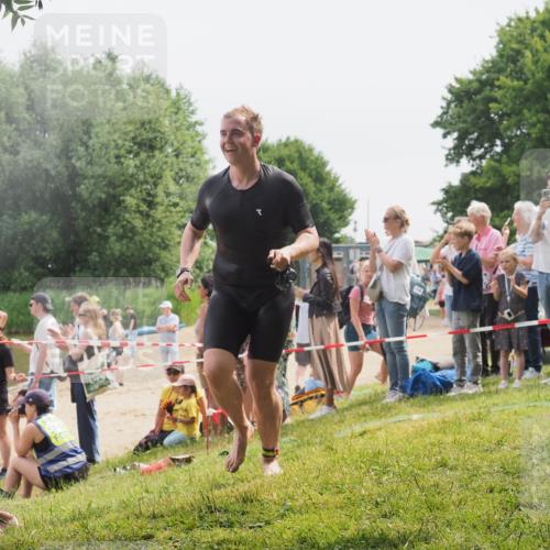 15.06.2025 - 27. Vierlanden-Triathlon KatJ http://msf.ph/oto/8028214 15.06.2025 11:02:25 Schwimmen 687, 734, 851 meine-sportfotos.de