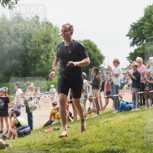 15.06.2025 - 27. Vierlanden-Triathlon KatJ http://msf.ph/oto/8028219 15.06.2025 11:02:25 Schwimmen 687, 734, 851 meine-sportfotos.de