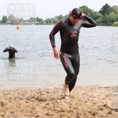 15.06.2025 - 27. Vierlanden-Triathlon Lena Gebhardt http://msf.ph/oto/8028220 15.06.2025 11:01:56 Schwimmen 867 meine-sportfotos.de