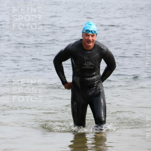 15.06.2025 - 27. Vierlanden-Triathlon Lena Gebhardt http://msf.ph/oto/8028222 15.06.2025 11:02:02 Schwimmen 851, 867 meine-sportfotos.de