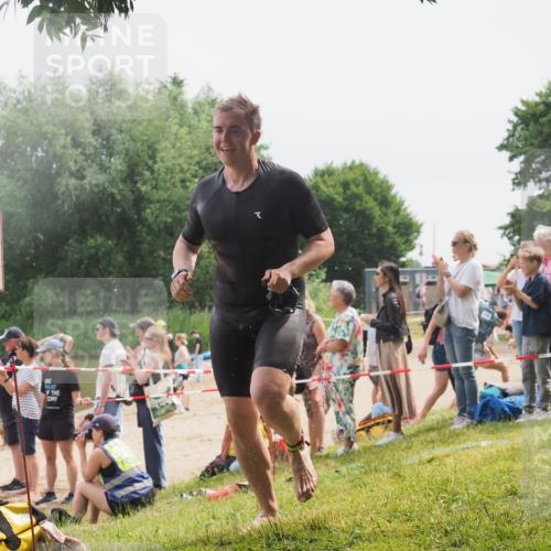 15.06.2025 - 27. Vierlanden-Triathlon KatJ http://msf.ph/oto/8028229 15.06.2025 11:02:26 Schwimmen 687, 734 meine-sportfotos.de