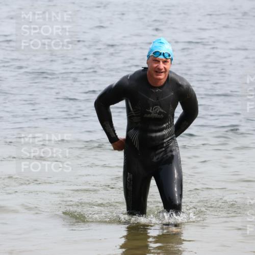 15.06.2025 - 27. Vierlanden-Triathlon Lena Gebhardt http://msf.ph/oto/8028230 15.06.2025 11:02:02 Schwimmen 851, 867 meine-sportfotos.de