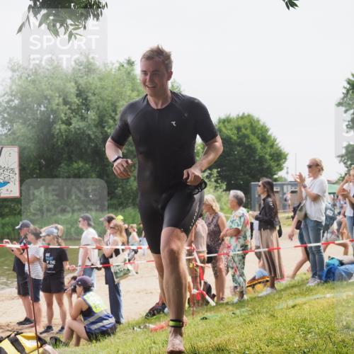 15.06.2025 - 27. Vierlanden-Triathlon KatJ http://msf.ph/oto/8028237 15.06.2025 11:02:26 Schwimmen 687, 734 meine-sportfotos.de
