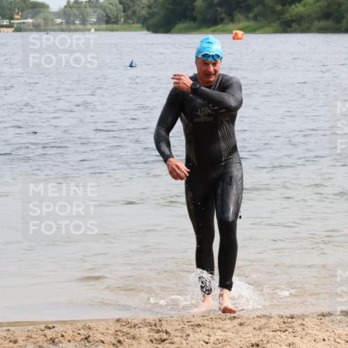 15.06.2025 - 27. Vierlanden-Triathlon Lena Gebhardt http://msf.ph/oto/8028239 15.06.2025 11:02:07 Schwimmen 734, 851, 867 meine-sportfotos.de