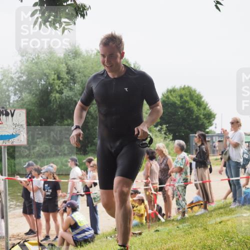 15.06.2025 - 27. Vierlanden-Triathlon KatJ http://msf.ph/oto/8028241 15.06.2025 11:02:26 Schwimmen 687, 734 meine-sportfotos.de