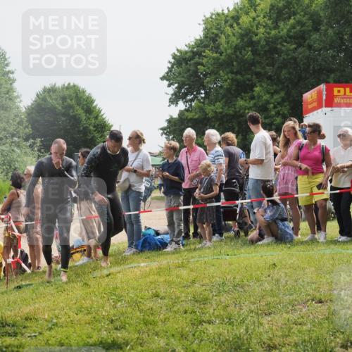 15.06.2025 - 27. Vierlanden-Triathlon KatJ http://msf.ph/oto/8028252 15.06.2025 11:02:38 Schwimmen 672, 696, 868 meine-sportfotos.de