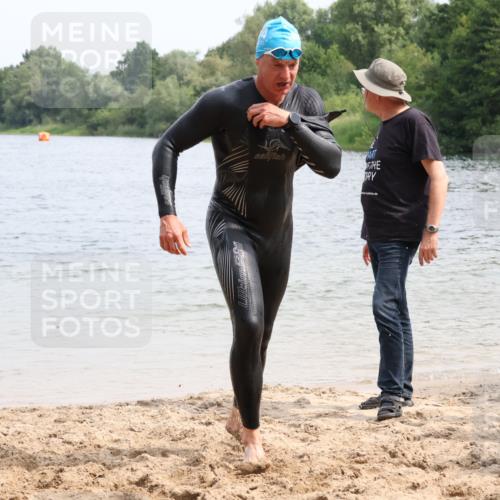 15.06.2025 - 27. Vierlanden-Triathlon Lena Gebhardt http://msf.ph/oto/8028257 15.06.2025 11:02:11 Schwimmen 687, 734, 851 meine-sportfotos.de