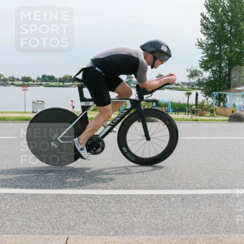 21.06.2025 - 27. Vierlanden-Triathlon H.Heesch http://msf.ph/oto/8028259 15.06.2025 11:23:19 Radfahren 180, 183, 753 meine-sportfotos.de