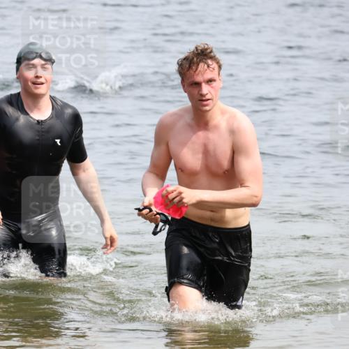 15.06.2025 - 27. Vierlanden-Triathlon Lena Gebhardt http://msf.ph/oto/8028263 15.06.2025 11:02:13 Schwimmen 687, 734, 851 meine-sportfotos.de
