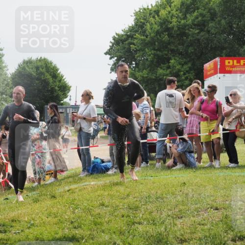 15.06.2025 - 27. Vierlanden-Triathlon KatJ http://msf.ph/oto/8028268 15.06.2025 11:02:39 Schwimmen 672, 696, 868 meine-sportfotos.de