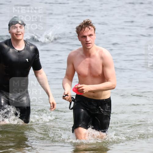 15.06.2025 - 27. Vierlanden-Triathlon Lena Gebhardt http://msf.ph/oto/8028269 15.06.2025 11:02:13 Schwimmen 687, 734, 851 meine-sportfotos.de