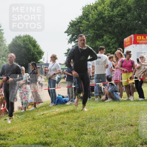 15.06.2025 - 27. Vierlanden-Triathlon KatJ http://msf.ph/oto/8028275 15.06.2025 11:02:39 Schwimmen 672, 696, 868 meine-sportfotos.de