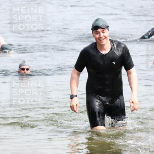 15.06.2025 - 27. Vierlanden-Triathlon Lena Gebhardt http://msf.ph/oto/8028277 15.06.2025 11:02:13 Schwimmen 687, 734, 851 meine-sportfotos.de