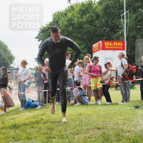 15.06.2025 - 27. Vierlanden-Triathlon KatJ http://msf.ph/oto/8028280 15.06.2025 11:02:40 Schwimmen 672, 696, 728, 868 meine-sportfotos.de