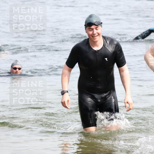 15.06.2025 - 27. Vierlanden-Triathlon Lena Gebhardt http://msf.ph/oto/8028281 15.06.2025 11:02:13 Schwimmen 687, 734, 851 meine-sportfotos.de