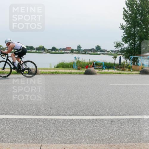 21.06.2025 - 27. Vierlanden-Triathlon H.Heesch http://msf.ph/oto/8028283 15.06.2025 11:23:23 Radfahren 180, 753, 858 meine-sportfotos.de