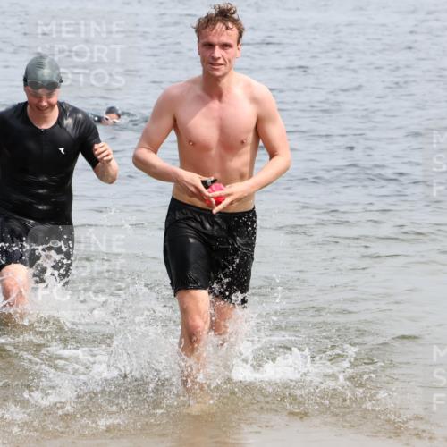 15.06.2025 - 27. Vierlanden-Triathlon Lena Gebhardt http://msf.ph/oto/8028287 15.06.2025 11:02:14 Schwimmen 687, 734, 851 meine-sportfotos.de