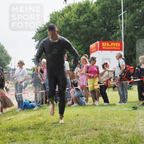 15.06.2025 - 27. Vierlanden-Triathlon KatJ http://msf.ph/oto/8028288 15.06.2025 11:02:40 Schwimmen 672, 696, 728, 868 meine-sportfotos.de