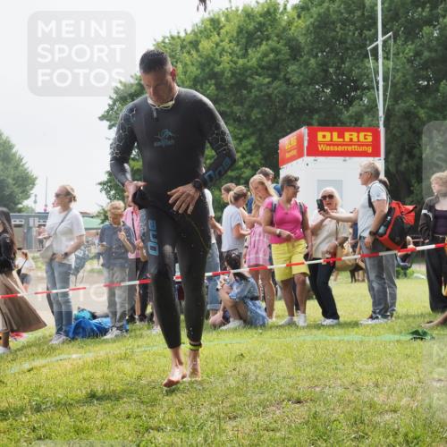 15.06.2025 - 27. Vierlanden-Triathlon KatJ http://msf.ph/oto/8028289 15.06.2025 11:02:40 Schwimmen 672, 696, 728, 868 meine-sportfotos.de