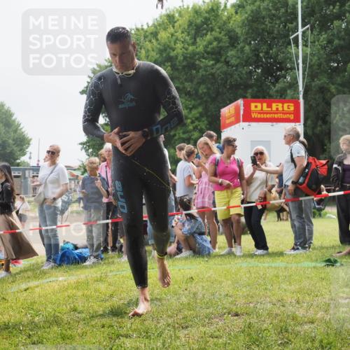 15.06.2025 - 27. Vierlanden-Triathlon KatJ http://msf.ph/oto/8028295 15.06.2025 11:02:40 Schwimmen 672, 696, 728, 868 meine-sportfotos.de