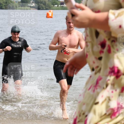15.06.2025 - 27. Vierlanden-Triathlon Lena Gebhardt http://msf.ph/oto/8028297 15.06.2025 11:02:15 Schwimmen 687, 734, 851 meine-sportfotos.de