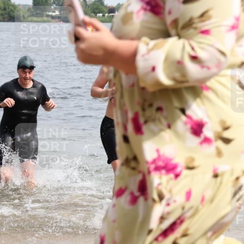 15.06.2025 - 27. Vierlanden-Triathlon Lena Gebhardt http://msf.ph/oto/8028302 15.06.2025 11:02:15 Schwimmen 687, 734, 851 meine-sportfotos.de