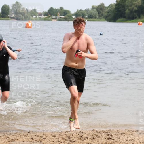 15.06.2025 - 27. Vierlanden-Triathlon Lena Gebhardt http://msf.ph/oto/8028306 15.06.2025 11:02:16 Schwimmen 687, 734, 851 meine-sportfotos.de