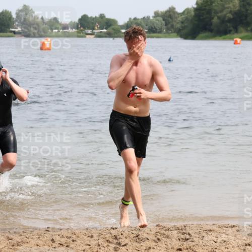 15.06.2025 - 27. Vierlanden-Triathlon Lena Gebhardt http://msf.ph/oto/8028310 15.06.2025 11:02:16 Schwimmen 687, 734, 851 meine-sportfotos.de