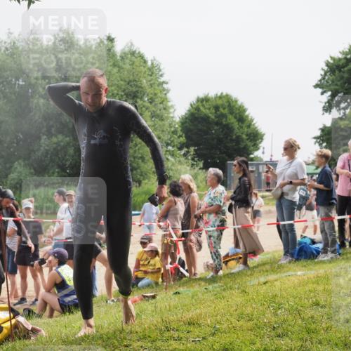 15.06.2025 - 27. Vierlanden-Triathlon KatJ http://msf.ph/oto/8028311 15.06.2025 11:02:42 Schwimmen 672, 696, 728, 868 meine-sportfotos.de