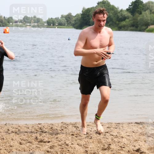 15.06.2025 - 27. Vierlanden-Triathlon Lena Gebhardt http://msf.ph/oto/8028315 15.06.2025 11:02:17 Schwimmen 687, 734, 851 meine-sportfotos.de