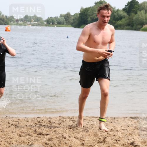 15.06.2025 - 27. Vierlanden-Triathlon Lena Gebhardt http://msf.ph/oto/8028317 15.06.2025 11:02:17 Schwimmen 687, 734, 851 meine-sportfotos.de