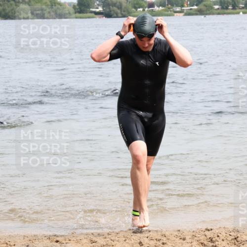 15.06.2025 - 27. Vierlanden-Triathlon Lena Gebhardt http://msf.ph/oto/8028323 15.06.2025 11:02:18 Schwimmen 687, 734, 851 meine-sportfotos.de