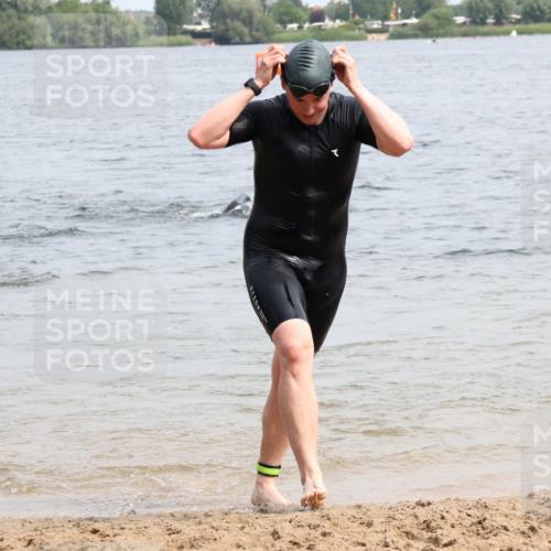 15.06.2025 - 27. Vierlanden-Triathlon Lena Gebhardt http://msf.ph/oto/8028328 15.06.2025 11:02:18 Schwimmen 687, 734, 851 meine-sportfotos.de