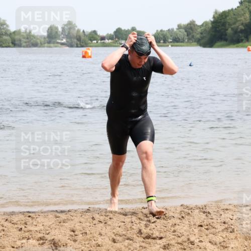 15.06.2025 - 27. Vierlanden-Triathlon Lena Gebhardt http://msf.ph/oto/8028336 15.06.2025 11:02:18 Schwimmen 687, 734, 851 meine-sportfotos.de