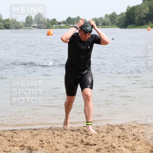 15.06.2025 - 27. Vierlanden-Triathlon Lena Gebhardt http://msf.ph/oto/8028342 15.06.2025 11:02:19 Schwimmen 687, 734, 851 meine-sportfotos.de