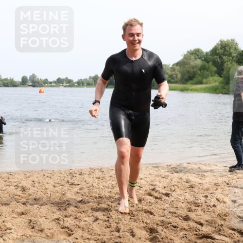15.06.2025 - 27. Vierlanden-Triathlon Lena Gebhardt http://msf.ph/oto/8028356 15.06.2025 11:02:21 Schwimmen 687, 734, 851 meine-sportfotos.de