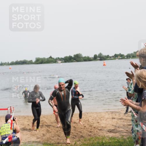 21.06.2025 - 27. Vierlanden-Triathlon MichiJ http://msf.ph/oto/8028359 15.06.2026 10:58:39 Schwimmen 636, 667, 684, 732, 743, 747 meine-sportfotos.de