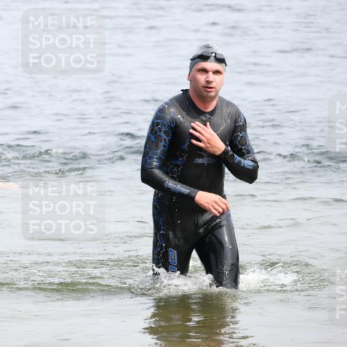 15.06.2025 - 27. Vierlanden-Triathlon Lena Gebhardt http://msf.ph/oto/8028367 15.06.2025 11:02:23 Schwimmen 687, 734 meine-sportfotos.de