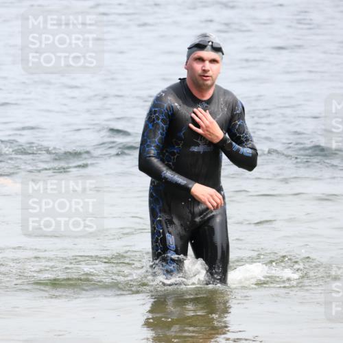 15.06.2025 - 27. Vierlanden-Triathlon Lena Gebhardt http://msf.ph/oto/8028373 15.06.2025 11:02:23 Schwimmen 687, 734 meine-sportfotos.de