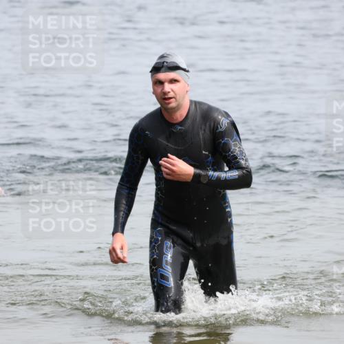 15.06.2025 - 27. Vierlanden-Triathlon Lena Gebhardt http://msf.ph/oto/8028377 15.06.2025 11:02:24 Schwimmen 687, 734 meine-sportfotos.de